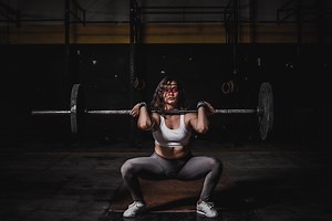 Cinco ejercicios de CrossFit que puedes hacer con barra y discos
