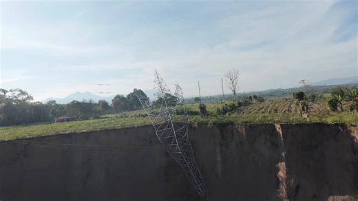 Demi keamanan sistem kelistrikan Aceh Tengah, tower SUTT 150kV yang terdampak longsor telah berhasil dirobohkan. Melalui visual drone, terlihat struktur tower yang telah roboh. Langkah ini adalah kunci untuk mengamankan pasokan listrik Aceh Tengah dari potensi gangguan permanen. ⚡ #AcehTengah #KelistrikanAceh #UpdateLongsor #pln #kelistrikan