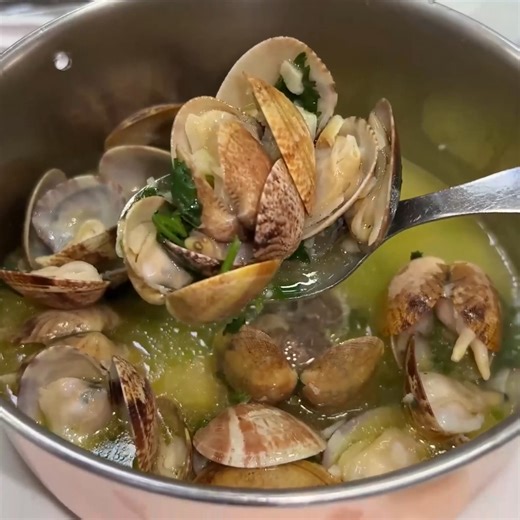 Cervejaria Ramiro is the seafood restaurant in Lisbon — and Anthony Bourdain made it world-famous after featuring it on No Reservations. I had to go see what the hype was all about. #AnthonyBourdain #LisbonFood #PortugalSeafood #BourdainEats | Strictly Dumpling