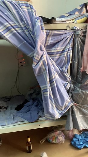 Organizing a Cluttered Bedroom: Practical Tips