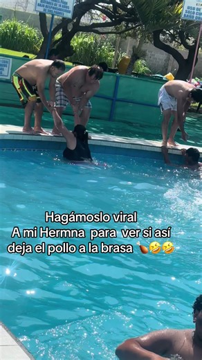 Bromas en la piscina: Cariño para mi hermana