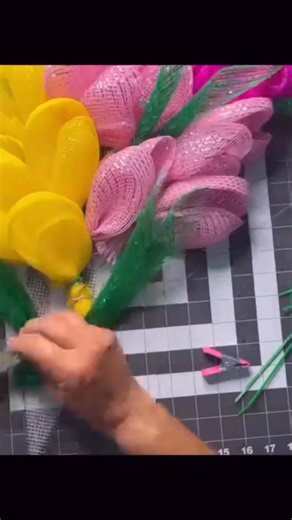 DIY Tulip Bouquet Wreath💐Perfect for Mothers Day and Grads🎉🎉Comment color for my free step by step tutorial #holliehobbies #mothersday #craftingideas #springdecor | Hollie Hobbies