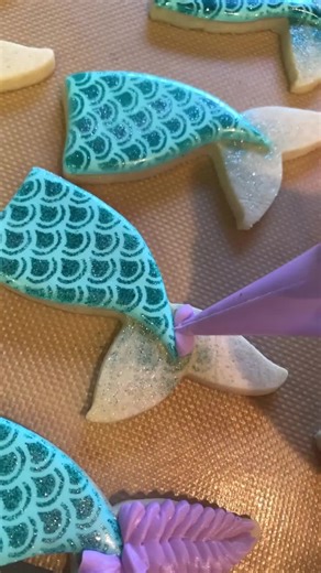 Mermaid tails using tipless piping bags vs leaf tip. Personal preference I love the tails using tipless piping bags. Royal icing linked on my bio 🤍 . . . . #losangelesbakery #mermaidcookies #mermaidparty #mermaidtreats #undertheseacookies