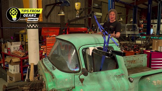 Stacey David shows how it’s done! Learn the right way to lift the cab off without the hassle — it’s all in the details. Watch Tips from Gearz presented by Cometic Gasket, Inc. for expert know-how straight from the garage! 📺 9 pm ET/PT | RACER Network