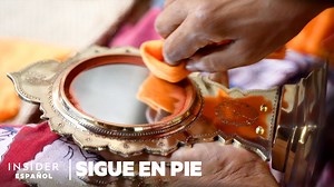 841K views · 26K reactions | Los Aranmula kannadis son espejos sagrados que solo se fabrican en la ciudad india de Aranmula. La fórmula de la aleación reflectante es un secreto desde hace siglos. Sudhammal J y su familia trabajan 10 horas por día elaborando a mano estos espejos que no generan distorsión. De esta manera, continúa con el legado familiar. #insider #insiderespañol #secreto #espejo | Insider Español | Facebook