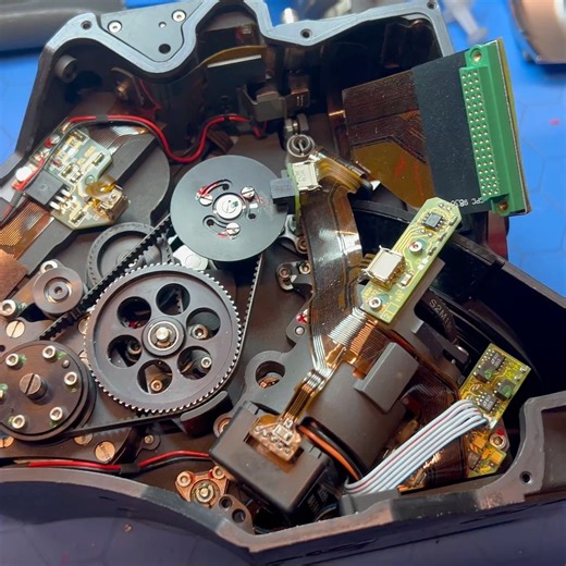 Narrow Gauge Films on Instagram: "Little breakdown of the 435 and what makes it so special. Notice the independent motor drive, with a very complicated tachometer circuit. This is how they can fine tune the motors position and allow for the real time adjustment of the shutter timing via the Arri Timing Shift box. The 435 and Arricam's are the only cameras that can do that smearing effect trick AND adjust the shutter angle ALL at the same time. Very advanced cameras, all be it also expensive. #ar