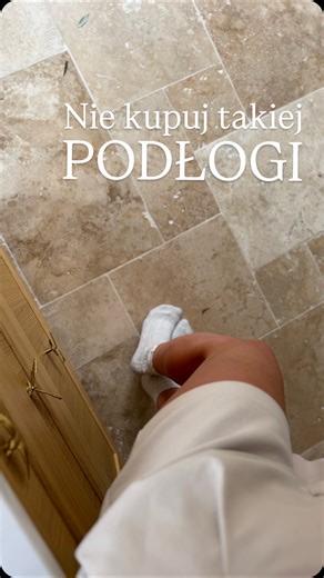 NATURALNY DOM | WNĘTRZA • TKANINY on Instagram: "Trawertyn? Nie, bo się brudzi. ❌ Parkiet dębowy w macie? Nie, bo wszystkie wgniecenia widać.❌ ❓Często pytacie mnie o to czy nie żałuję trawertynu, ponieważ sami macie wątpliwości. ✔️Słuchajcie nie ma podłogi idealnej. Płytki na wysoki połysk bardzo się rysują, panele albo nie wyglądają naturalnie, albo nie są trwałe. A jasna fuga brudzi się tak samo w ceramicznych płatkach, jak i w trawertynie. Ale wiecie jaka jest różnica między naturalnymi mater