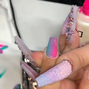 @elize_nails knows the trick to a quick and easy vertical ombré 🍬🍬🍬 | Nailpro