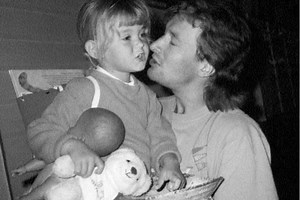 139K views · 370 reactions | - Selv om jeg godt kunne se, at jeg sårede mennesker omkring mig, var det ikke nok til at stoppe mit misbrug, fortæller skuespilleren Allan Olsen i det nye Ude og Hjemme, som er på gaden onsdag den 1. marts. Smugkig i artiklen ved at klikke på linket under videoen  | Ude og Hjemme | Facebook