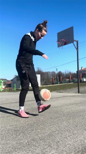 nie wiem co jest grane właśnie 🤷🏼‍♀️#starka #pilkanozna #soccergirl #footballskills #piłkarka