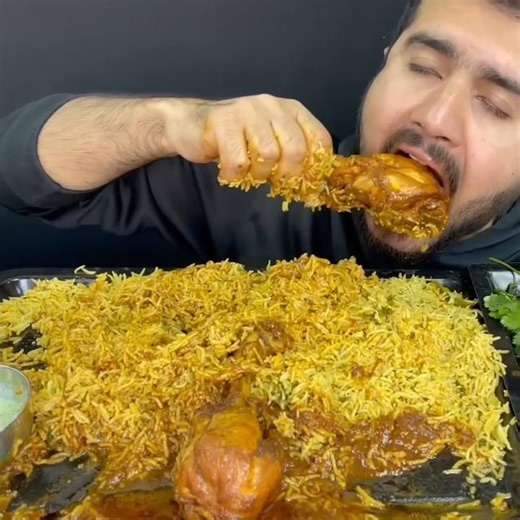 ASMR: EATING SPICY CHICKEN CURRY🔥 BASMATI RICE || #shorts #mukbangn#asmreating #mukbangasmr #asmr