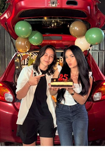 happy bday @Uknowlaa . dan ga lupa terimakasih untuk sahabat-sahabatku yg sudah membantu suprise kecil-kecilan ini berjalan lancar,juga terimakasih untuk mama dan kakaknya annas yg sudah jauh-jauh hadir🥹may allah bless u guys always! ily the fullest 🤍