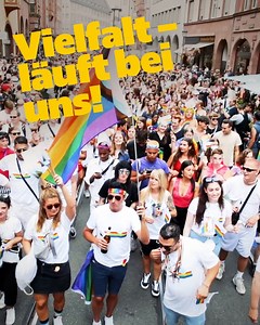 Wir zeigten Flagge beim Christopher Street Day in Frankfurt am Main. 🏳️‍🌈 Denn wir wollen Vielfalt weiter voranbringen! Unter dem Motto „30 Jahre CSD – und kein bisschen leiser!“ feierten unsere Mitarbeiter*innen mit rund 13.500 Menschen für die Rechte von LGBTQ . Du willst Teil unseres vielfältigen Teams werden? 👇 Bewirb dich jetzt!👇 https://www.postbank.de/unternehmen/karriere.html | Postbank