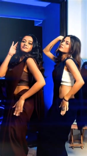 Girls Dancing in Saree | Stage Dance Performance | 💃 #DanceVideo #Shorts #songshoot #cuteposes #yt