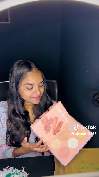 ඔබට අවශ්‍ය Makeup Book එකක් සමඟ හැඩට ඉන්න