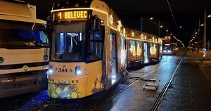 Vánoční tramvaj v Plzni dojezdila: Naboural ji náklaďák!