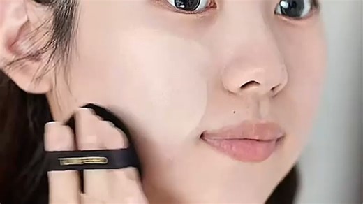 TF全新限定彩妆礼盒（型号：TF 2024限定版），内含高显色唇釉与轻薄粉底液，适合通勤、约会多场景。持妆不脱色，轻松打造精致妆容，实测上脸服帖自然，爱不释手！