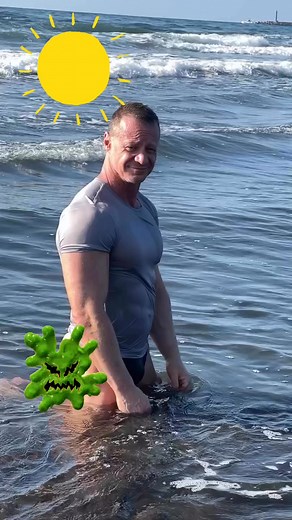 Using biceps to scare sea creature 💪🏽🙀 | Scott Cole