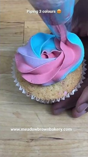 Piping 3 colours on cupcakes : Simple cupcake decorating ideas : How to decorate cupcakes