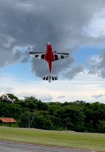 There’s nothing like the flight envelope of a 35% Edge. The V3 from Pilot-RC is so predictable and stable, even in the most aggressive maneuvers. That GP 123 throttle response is just crisp! #modelaviation #edge540v3 #rcpilot #precision #aerobatics @taveirarcsolutions @taveirarcsolutions @taveirarcsolutions