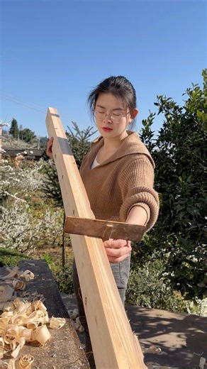 No Nails, No Glue—Just Pure Skill: Watch This Girl’s Handmade Wooden Door Frame. #viralvideos #handmade #diy #foryou #woodworking #villagelife #asmr #traditional #craft #carpentry | 乡村灵子