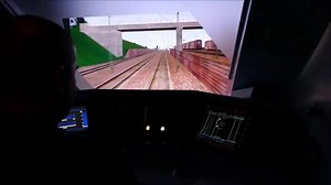 Schnee und dichter Nebel im Hochsommer? Der Zugsimulator macht es möglich! So fühlt es sich an, selbst einen ICE zu steuern: | Deutsche Bahn