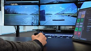 Ferngesteuerte Binnenschiffe tuckern auf dem Rhein