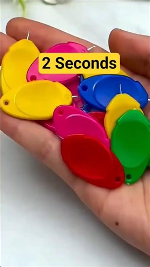 "2 Seconds me Sui pe dhaga dalne ka sabse aasaan tarika! 🧵✨ #Shorts #SewingHacks