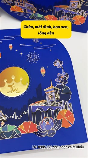 🌕✨ THU ĐOÀN VIÊN – HỘP BÁNH KINH ĐÔ 2025 ĐẸP SANG, Ý NGHĨA TRỌN VẸN ✨🌕 Trung thu 2025, Kinh Đô mang đến món quà tinh tế đầy yêu thương - Bánh Trung Thu Đoàn Viên 💙 Điểm nổi bật của hộp Thu Đoàn Viên 🍂 Thiết kế cách điệu độc đáo, cạnh cong mềm mại tượng trưng cho vầng trăng tròn viên mãn. 🍂 Màu xanh lam sang trọng kết hợp họa tiết vàng ánh kim, điểm xuyết hình ảnh đình chùa, pháo hoa, lồng đèn – gợi trọn hồn Việt. 🍂 Bên trong gồm các hương vị quen thuộc và được yêu thích: Gà quay Jambon, Đậ
