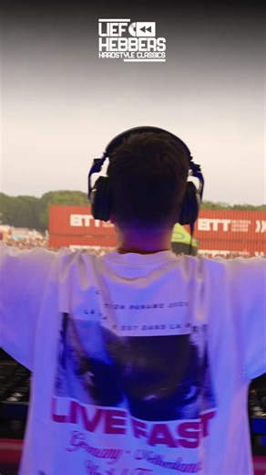 🙋‍♂️𝗔𝗗𝗔𝗥𝗢 - 𝗥𝗮𝘂𝘄 & 𝗢𝘂𝗱 - 𝗗𝗲𝘂𝗿𝗻𝗲 😍𝗭𝗮𝘁𝗲𝗿𝗱𝗮𝗴 𝟲 𝗱𝗲𝗰𝗲𝗺𝗯𝗲𝗿 hosten we met ‘Liefhebbers Hardstyle Classics’ de beneden area van 𝗕𝗲𝗲𝗸𝗺𝗮𝗻 & 𝗕𝗲𝗲𝗸𝗺𝗮𝗻 𝗶𝗻 𝗗𝗲𝘂𝗿𝗻𝗲. Niemand minder dan ‘The Haunter of the Dark’ 𝗔𝗗𝗔𝗥𝗢 komt een heerlijke 𝗰𝗹𝗮𝘀𝘀𝗶𝗰𝘀 set draaien. 🎫 Nog geen 𝘁𝗶𝗰𝗸𝗲𝘁𝘀? Je vindt een 𝗹𝗶𝗻𝗸 in onze bio | Liefhebbers