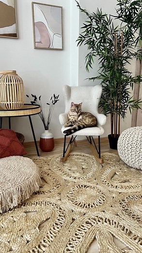 Sara Kulka on Instagram: "Werbung: Erinnert ihr euch noch an diese komische Ecke neben dem Eingang meines Wohnzimmers? Nicht wirklich einladend, häufig nur als Ablage genutzt und in der Mitte der alte, abgeranzte Stuhl, den die Katzen fertig gemacht haben... Ich war mir nie sicher, was ich aus der Ecke machen soll, bis ich mich bei @kibek.de umgeschaut habe und mich in diesen wunderschönen Perleta Teppich verliebt habe, der diesen Raum nun richtig gemütlich macht. Auch die andere Deko ist von Ki