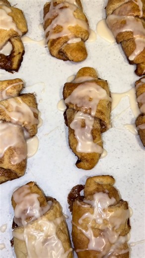 Made these yummy cinnamon crescent rolls! definitely better than the store bought cinnamon rolls! #cinnamonrolls #baking #quickandeasydesserts