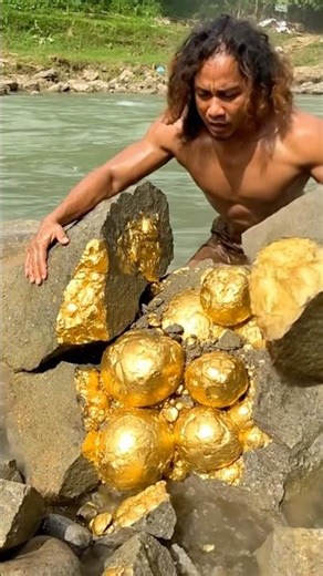 Oh, my God,,This Man Successfully Found a Pile of Gold Nuggets, Inside Quartz Rock #golddiscovery