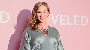 Tenki Réka nagy pocakkal, ezüst estélyiben vonult fel a Seveled premierjén