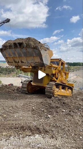 Markus Kuenzle on Instagram: "Caterpillar’s massive 983 Track Loader at „Weiach Historik 2022“ 💪😜 #catmachines #catloader #trackloader #cat983 #caterpillar983 #cattrackloader #kettenlader #catmachinesatwork #yellowiron #eartmovingmachinery #earthmover #heavymachinery #bigloader #vintagemachinery #restoredequipment #catconstructionequipment #caterpillar"