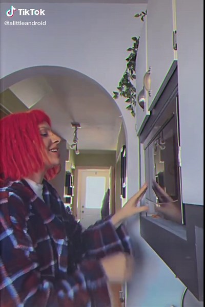 Leeloo's Chicken Scene: A Hilarious Moment from The Fifth Element