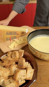 Non basta sciogliere del formaggio per fare una vera fonduta. Come dice il Maestro @cuoconav1, serve Le Gruyère DOP, il vino giusto, una cottura lenta e un po' di pazienza. Il risultato è un classico svizzero che sa trasformare ogni tavola in un momento di pura convivialità. #formaggiosvizzero Gruyère AOP | Formaggio Svizzero