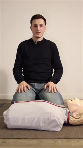 Ein automatisierter externer Defibrillator (AED) kann die Überlebensrate bei plötzlichem Herzstillstand deutlich erhöhen. Er kann von jedem eingesetzt werden! – speichere und teile dieses Wissen, um im Ernstfall Leben zu retten. Vielen Dank an @alushmedia für die professionelle Unterstützung – ich freue mich auf weitere gemeinsame Projekte. Danke auch an @YavuzAli für deinen Einsatz als Ersthelfer. #defibrillator #aed #erstehilfe #herzstillstand #vivestpowerbeata3