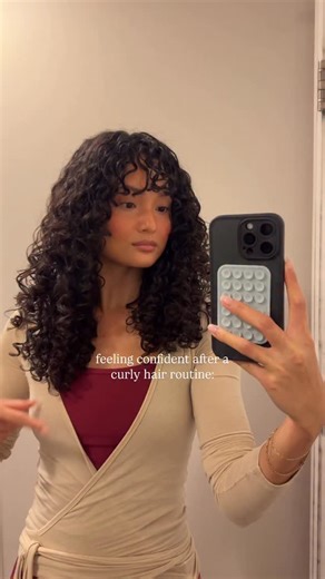 rachel 🦙 on Instagram: "winter curls is simply not for the weak 😵‍💫 unless you are indoors 25/8, it’s impossible to have perfect curls all the time so if you ever catch yourself feeling bad about your curls, pls don’t because even my curls don’t look like day 1 curls all the time! especially during the winter when I’m constantly bundled up in a hoodie, scarf, puffer, my main focus is to stay warm than to have my head exposed 😭 tips to help the winter curls ⬇️ - you can wear a satin lined bea