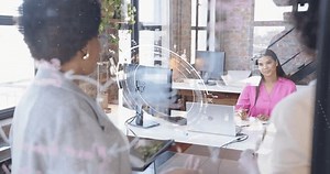 「会議で回転するホログラムラップトップアイコンを持つガラス上のタブレット描画コードをタップする技術プレゼンター。イノベーション， コラボレーション， デジタル， モダン， プロフェッショナル， ブレインストーミング，」の動画素材（ロイヤリティフリー）3910208195 | Shutterstock