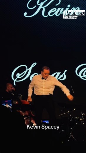 Kevin Spacey dances in Tel Aviv during a surprise late night music performance #KevinSpacey