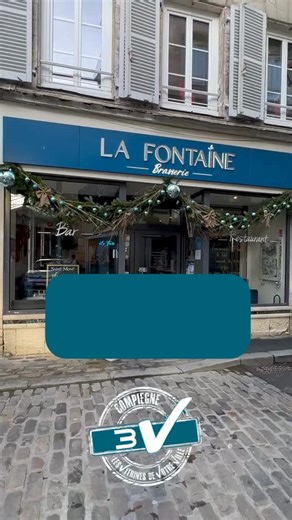 À Compiègne, l’art prend place en vitrine ! Grâce à l’opération : « 1 artiste, 1 commerce », Le centre-ville se transforme en galerie à ciel ouvert du 10 décembre au 14 janvier. 🎨🛍️ Des créations originales de @valem.sculpteur à découvrir chez vos commerçants ✨ ! Soutenez les talents locaux et redécouvrez vos boutiques autrement 🖼️👜. Un grand Merci à la brasserie @la_fontaine_bar_brasserie pour cette jolie collaboration artistique. ❤️ @brasserielafontainecompiegne @creatonome @valem.sculpteu