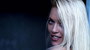 Daniela Blume desafía 'el sistema' con un provocador topless en redes