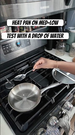 How to cook eggs on stainless steel (NO STICKING!) #CookingShorts #StainlessSteel #EggHack