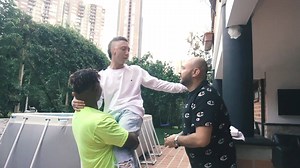 60K views · 18 shares | Me tiran a la piscina con ropa y todo! La Abuela y Camilo Snaw | hablamedurito | Facebook