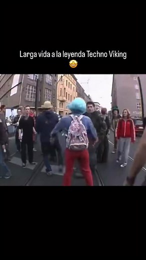 Techno is love on Instagram: "El video de Techno Viking no fue solo una escena viral, fue un momento fundacional de la cultura rave en Internet. En plena Fvckparade de Berlín, su aparición imponente, su gesto firme defendiendo el respeto en la pista y su actitud casi mítica encapsularon el espíritu original del techno: libertad, comunidad y códigos claros dentro del caos. Sin decir una palabra, se convirtió en símbolo. Lo que provocó en la escena raver fue profundo, puso rostro y cuerpo a una cu