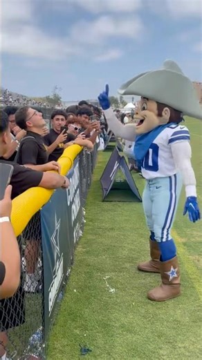 spreading love to the community 🤣 #dallascowboys #nfl #trainingcamp #shadowboxing #rowdy