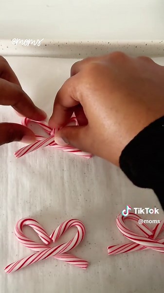 DIY Holiday Bows from Candy Canes