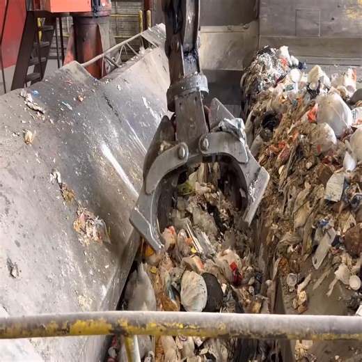 7.6K views · 23 reactions | Watch a pro load a 53’ trailer full of garbage | USA Machines Channel | Facebook