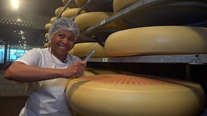 Top-Käserin aus Madagaskar: Gérine Oeschger ist die einzige Produktionsleiterin bei Emmentaler